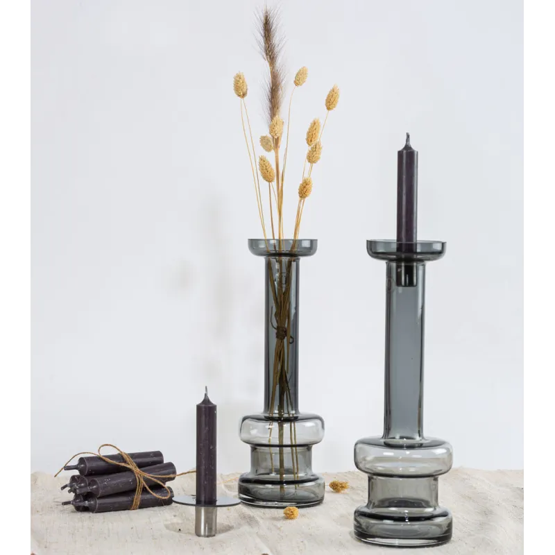 Vase-bougeoir en mode bougeoir avec une lumière tamisée.