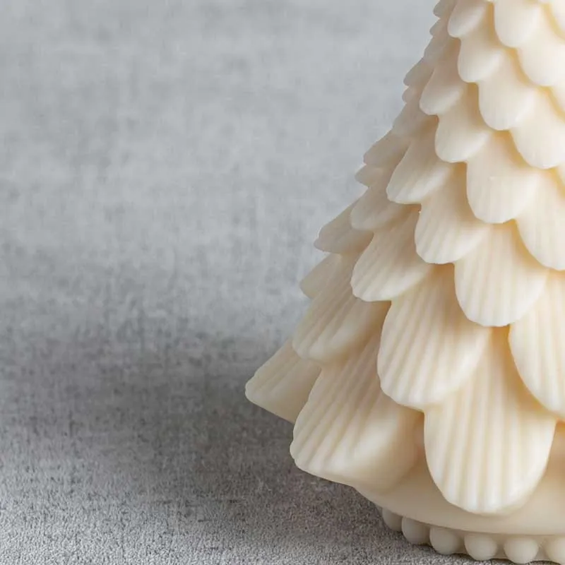 Détail de la bougie sapin artisanale, texture en pomme de pin de cire de colza naturelle