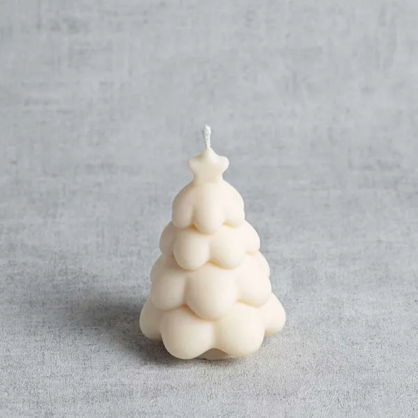 Bougie sapin sculptée en cire de colza, forme originale et fabrication artisanale