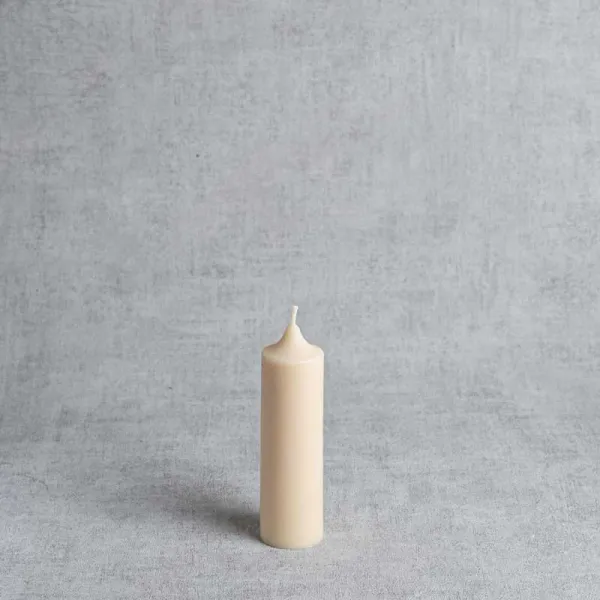 Bougie cylindrique fine en cire de colza, naturelle et fabriquée à la main en France.