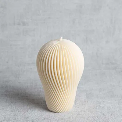 Bougie design plissée en cire de colza naturelle, fabrication artisanale française et écoresponsable.